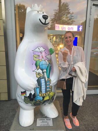 Yvonne Lange mit einem Berliner Bären