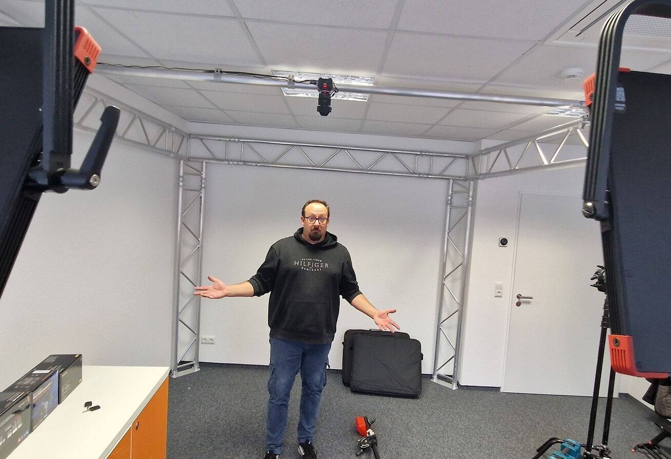 AV22 studio – Julian steht in einem Studio, das er für die Lucas-Nülle GmbH plant und aufbaut – Aufnahme aus einer frühen Projektphase