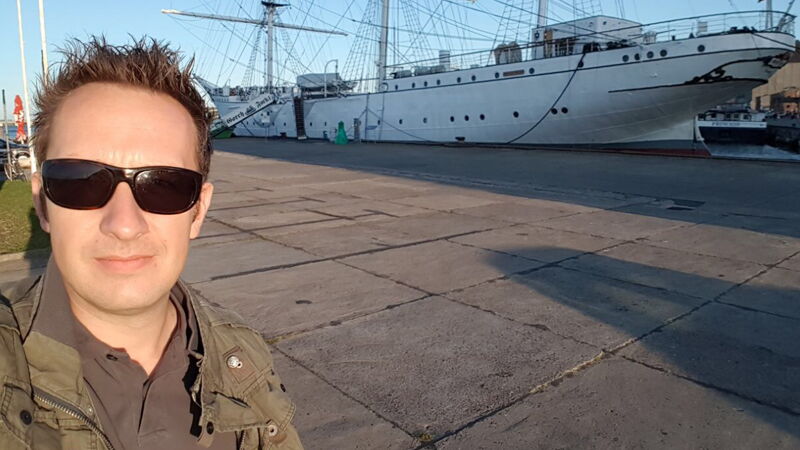 Philipp Klietz vor der dem Segelschulschiff Gorch Fock