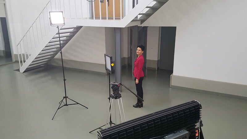 Dustin Stahl filmt Cornelia van der Coelen.