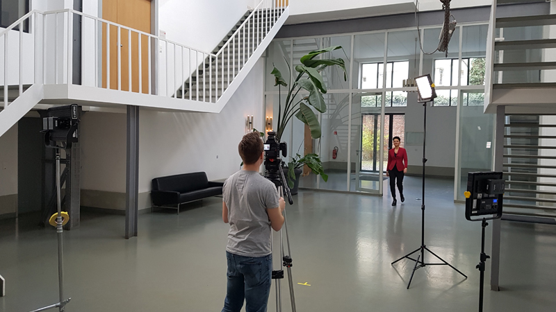 Dustin Stahl filmt Cornelia van der Coelen.