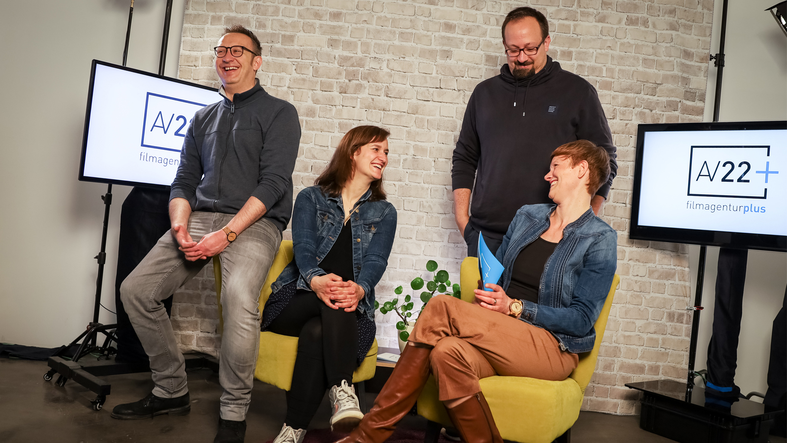 Philipp, Franka, Julian und Johanna in der neuen AV22-Studiokulisse
