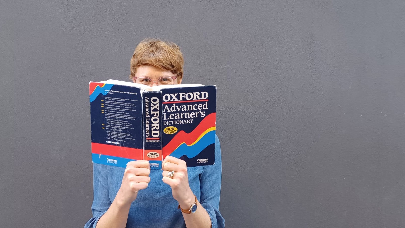 Johanna und ihr "Oxford Dictionary" aus der Schule