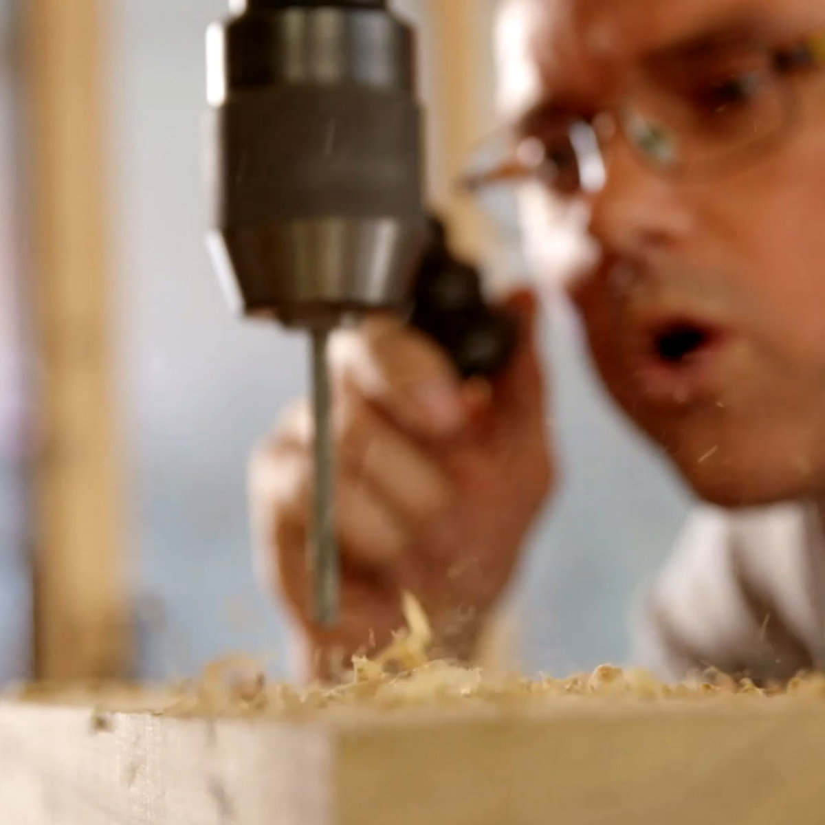 AV22 film – Handwerker arbeitet konzentriert an einem Holzstück