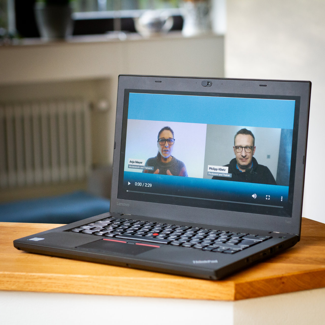AV22 learn – Auf einem Bildschirm sind Anja und Philipp während eines Webinars zum Medientraining zu sehen