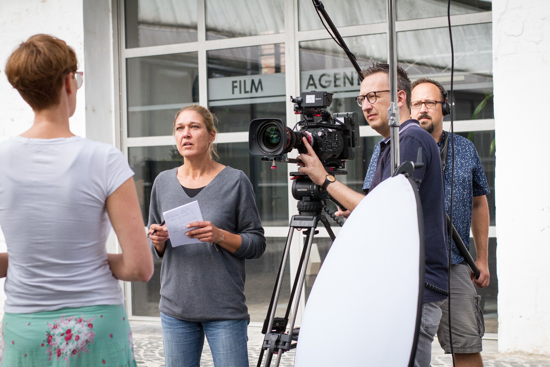 AV22 learn – Philipp als Kameramann, Anja stellt als Redakteurin die Fragen, Johanna wird interviewt