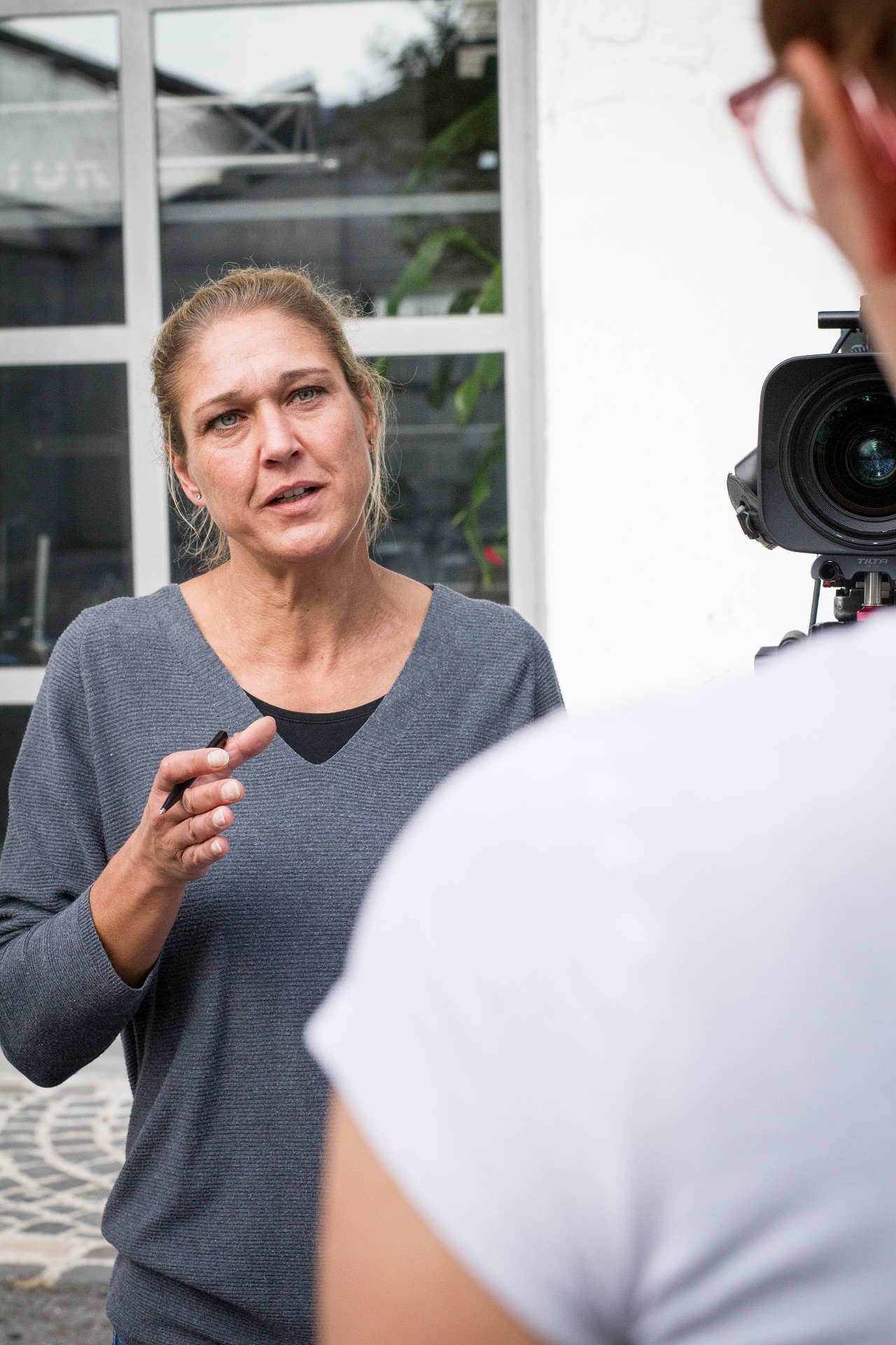 AV22 learn – Philipp als Kameramann, Anja stellt als Redakteurin die Fragen, Johanna wird interviewt