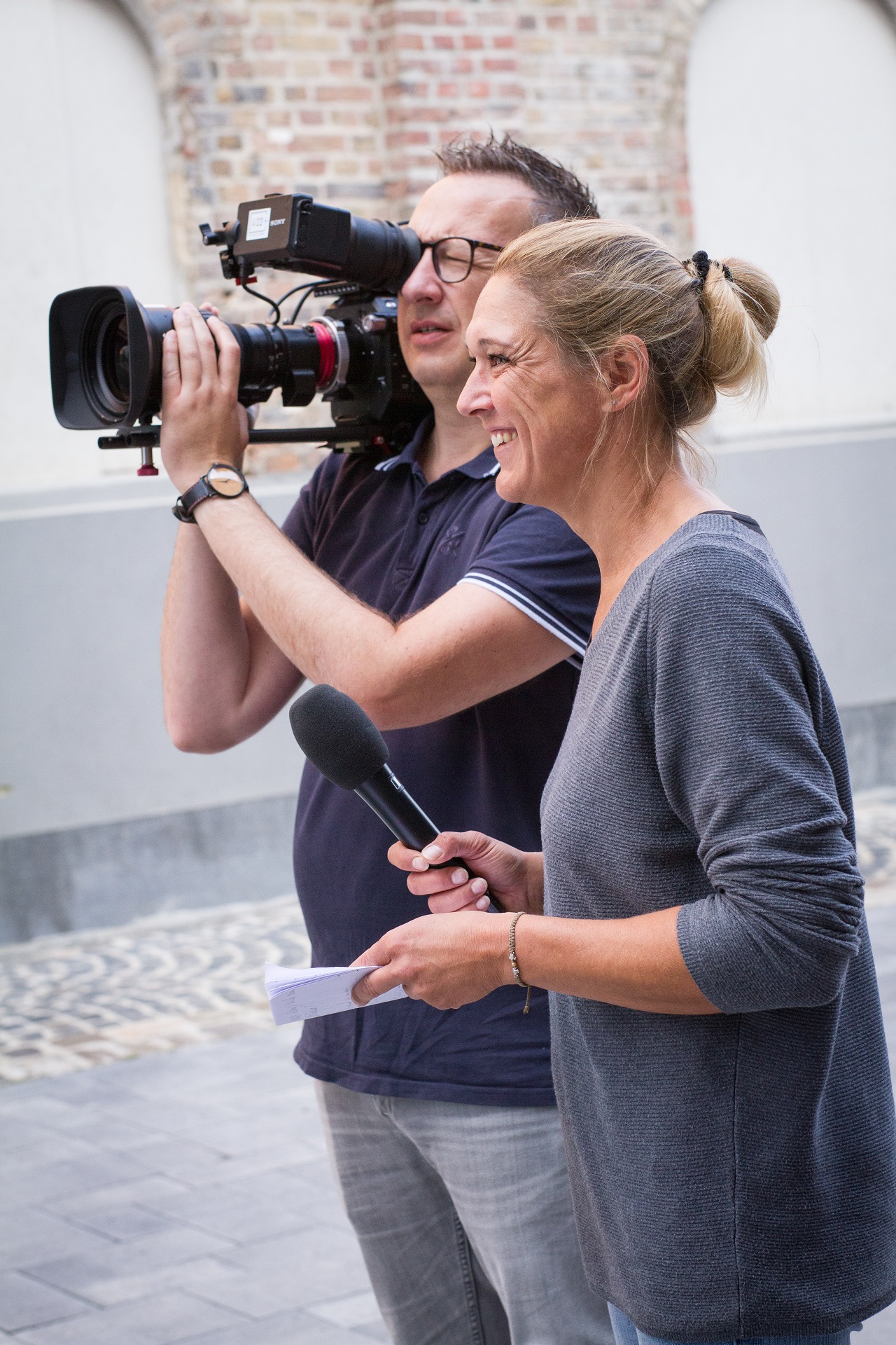 AV22 learn – Philipp als Kameramann, Anja stellt als Redakteurin die Fragen, Johanna wird interviewt