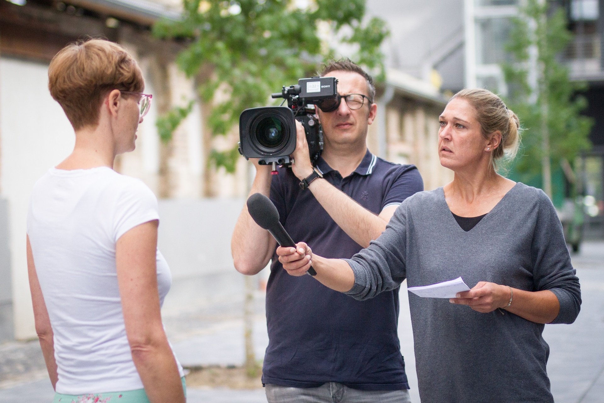 AV22 learn – Philipp als Kameramann, Anja stellt als Redakteurin die Fragen, Johanna wird interviewt