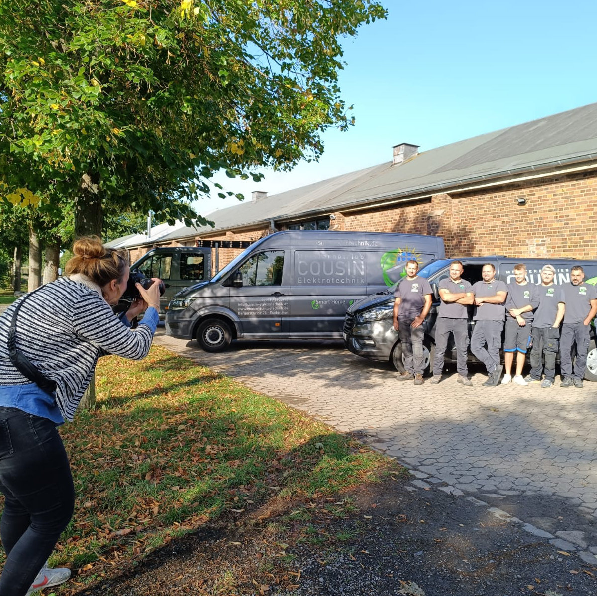 AV22 online – Fotografin Franka fotografiert ein Team für die Unternehmenskommunikation