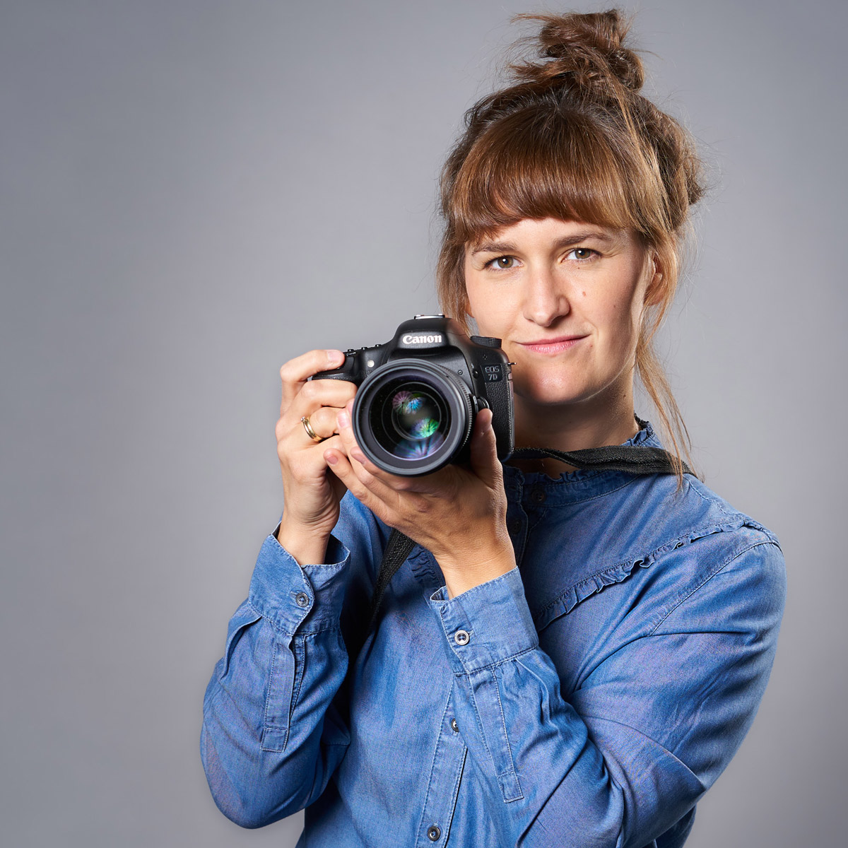 AV22 online – Fotografin Franka hält eine Kamera in der Hand, bereit für den nächsten Shot