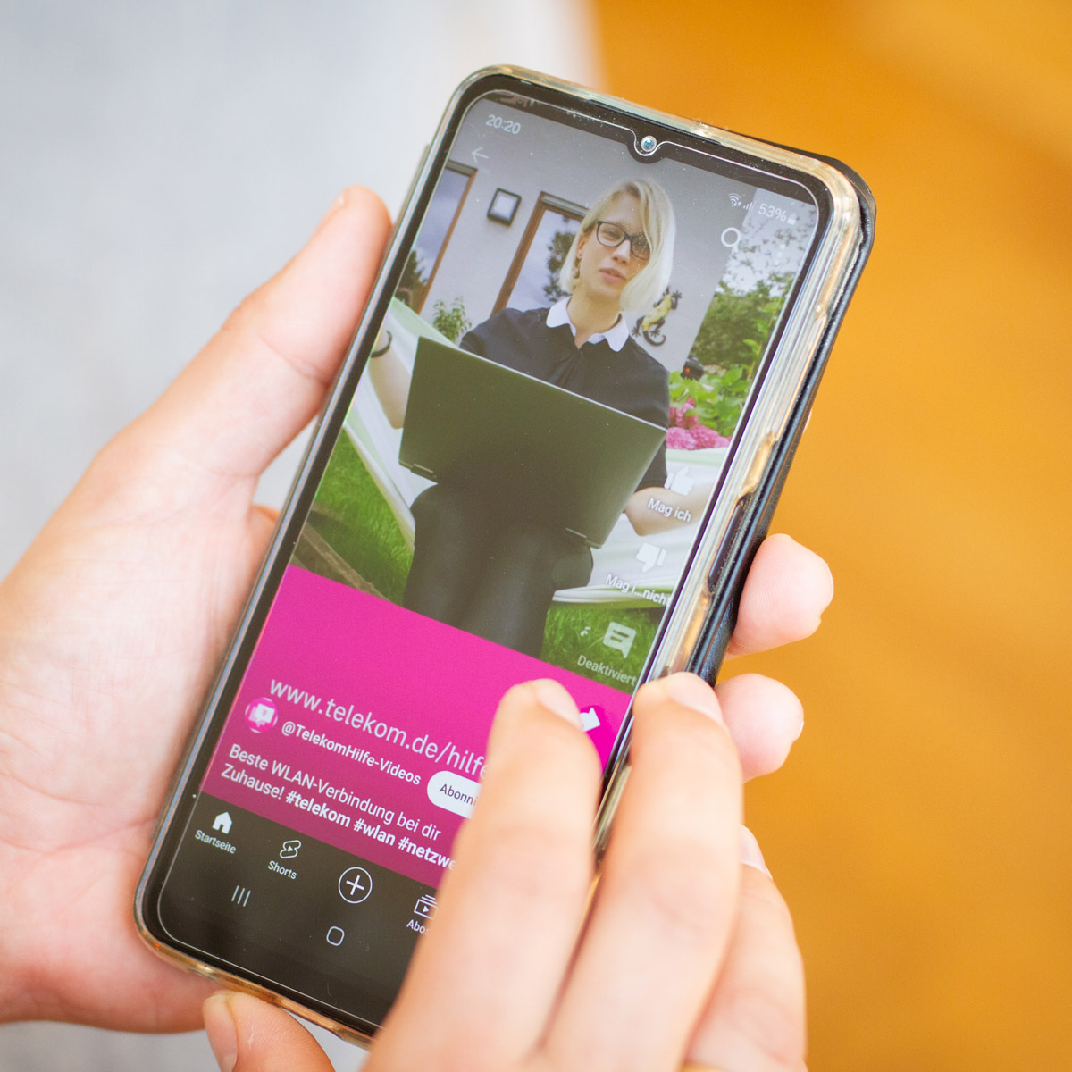 AV22 online – Jemand hält ein Smartphone mit einem Social-Media-Video, das von AV22 produziert wurde