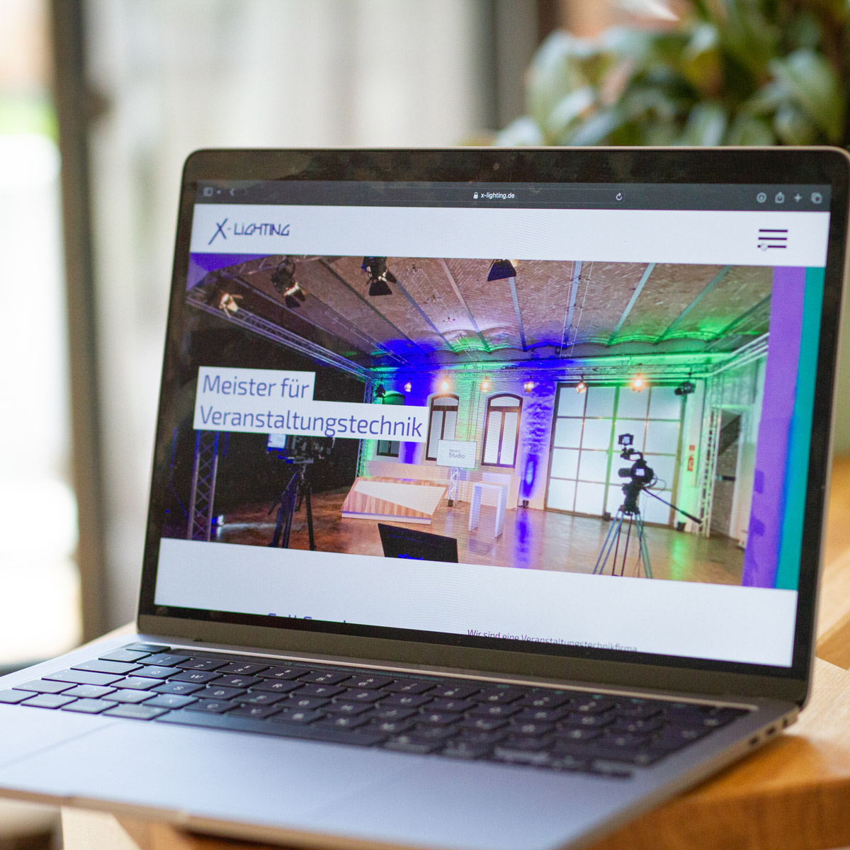 AV22 online – Die Startseite der Website von X-Lighting auf einem Bildschirm, gestaltet von AV22