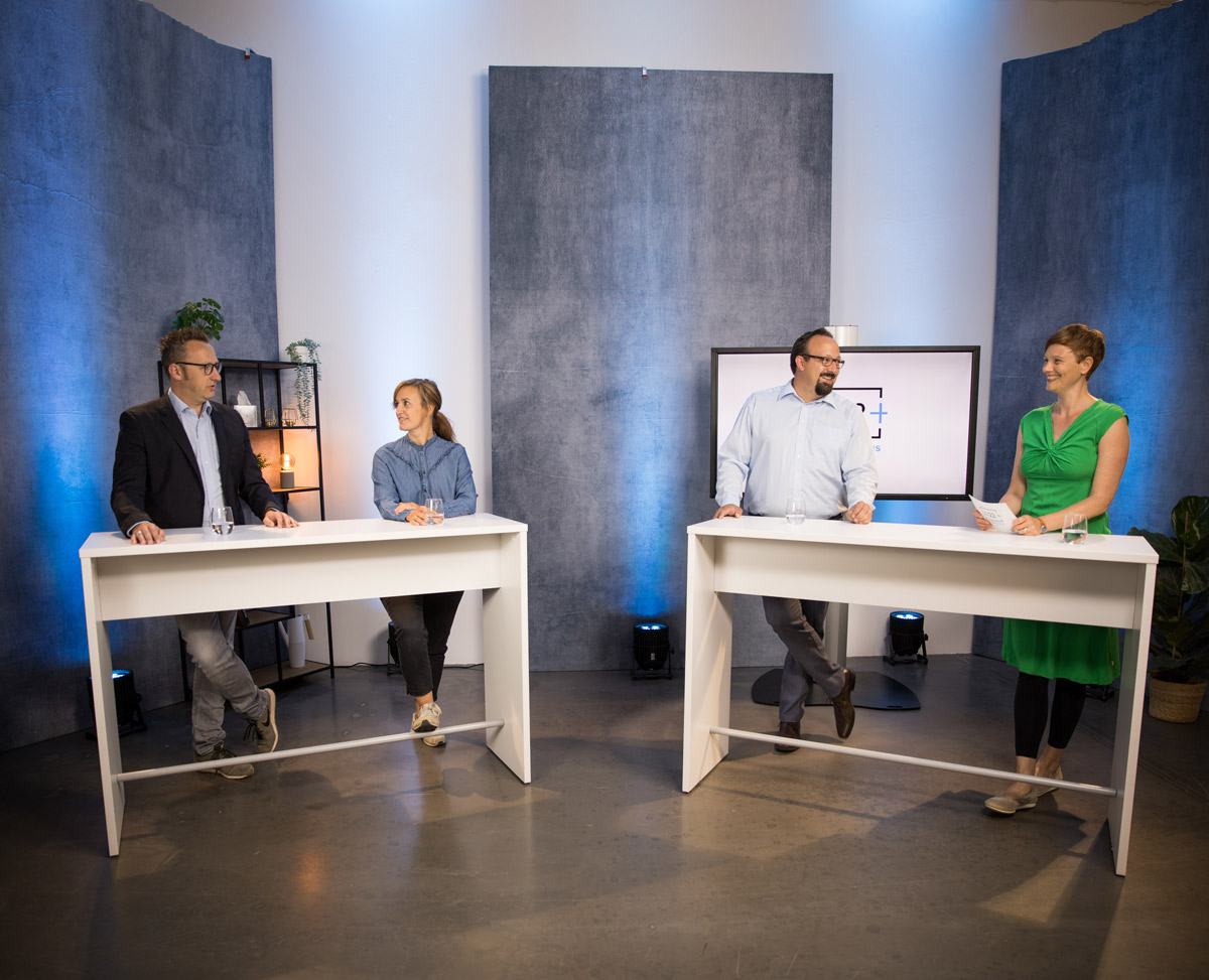AV22 studio – Franka, Philipp, Julian und Johanna an zwei Studiotresen