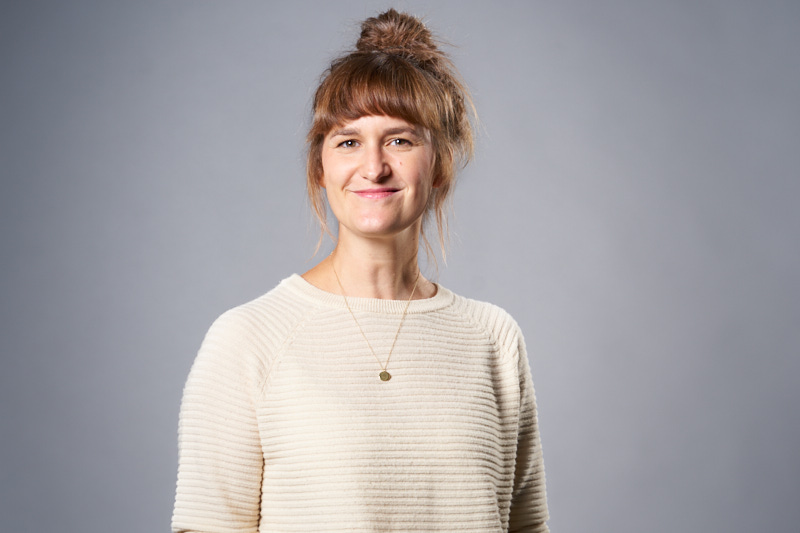Portraitfoto von Franka Hils, zuständig für Produktionskoordination und Fotografie bei AV22