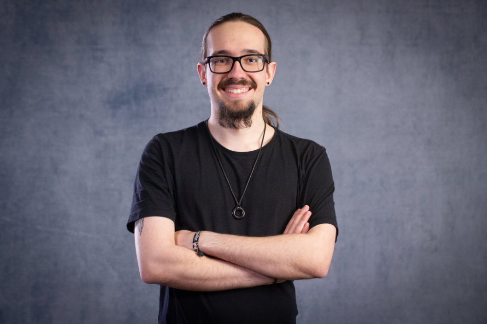 Portraitfoto von Jan Haller, Auszubildender Mediengestalter Bild und Ton bei AV22